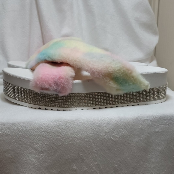 Cape Robbin Spotty Furry Slippers - Picture 4 of 9